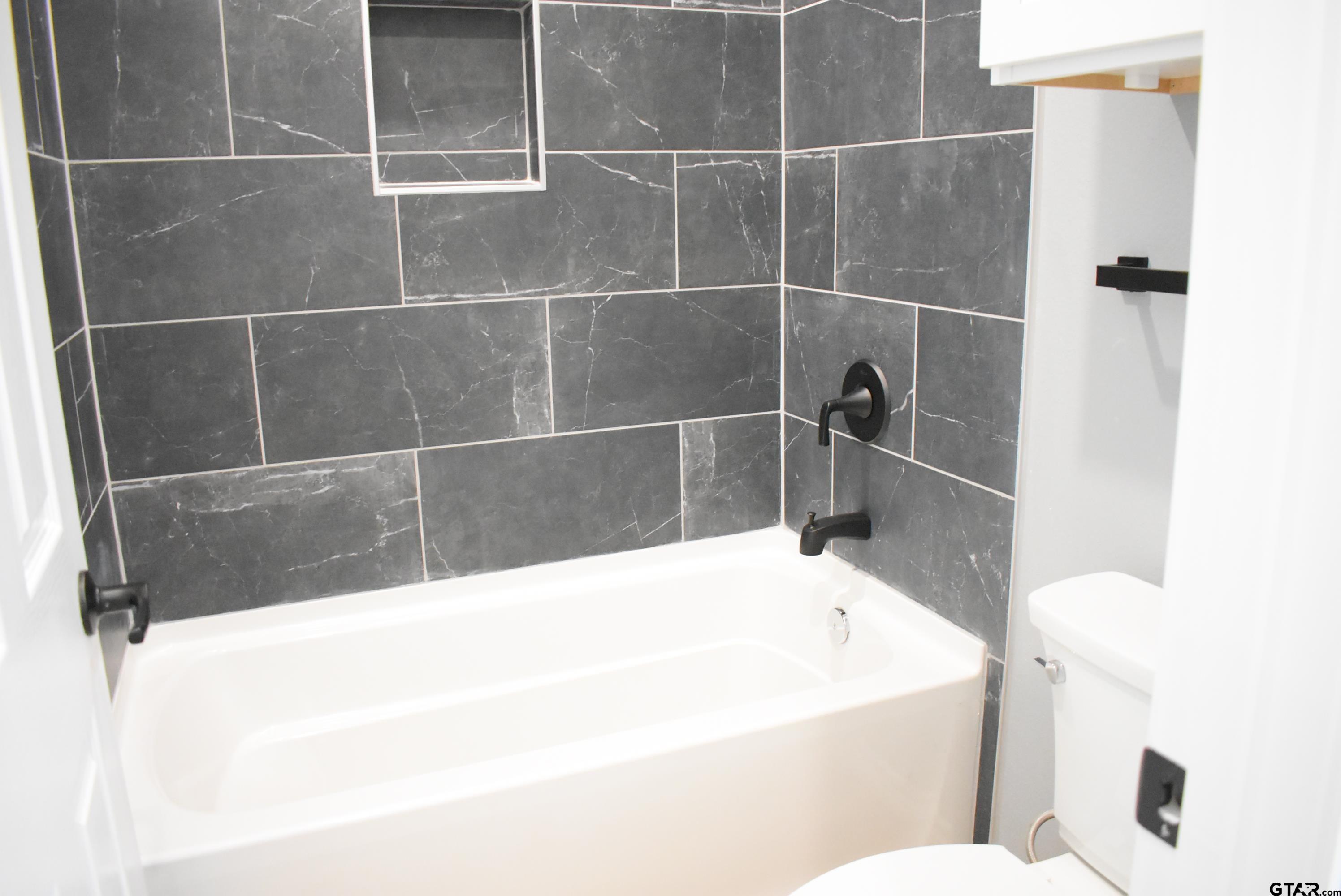 162 Ruby Lane Nacogdoches, TX 75965 - Photo 29 of 44 a bathroom with a bathtub
