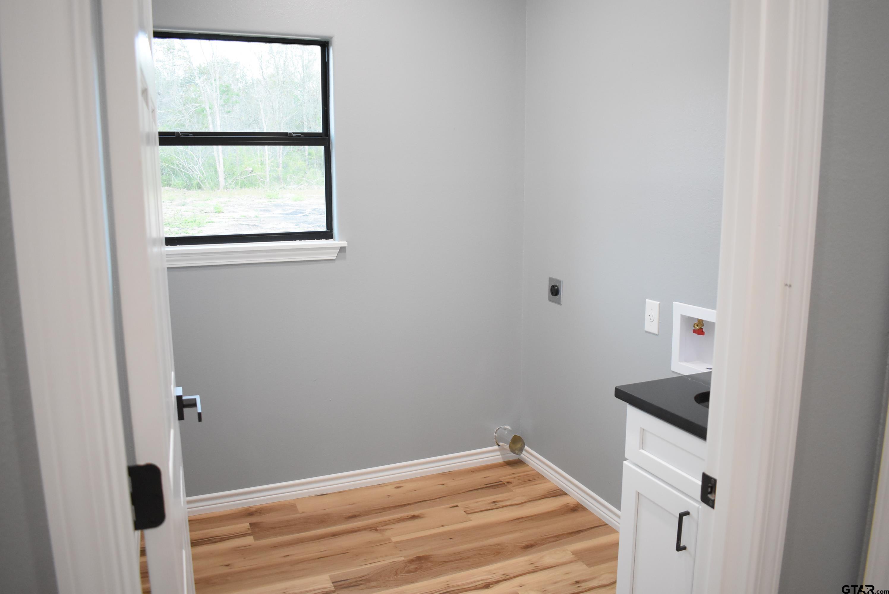 162 Ruby Lane Nacogdoches, TX 75965 - Photo 31 of 44 a bathroom with a window