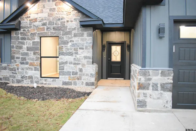 a view of entrance with a window