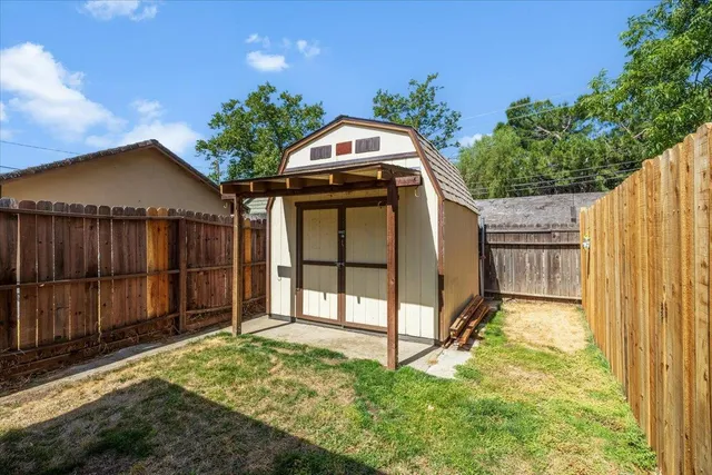 a view of a garage of the house