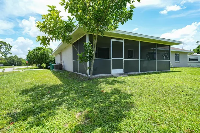 a view of a house with backyard and garden