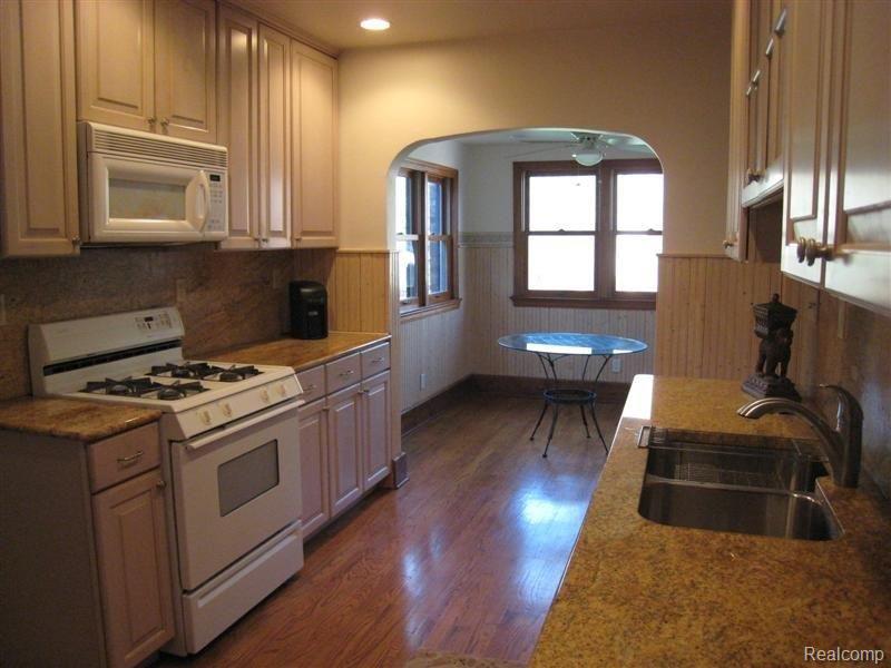 19020 Merriman Road Livonia, MI 48152 - Photo 7 of 16 breakfast area.JPG