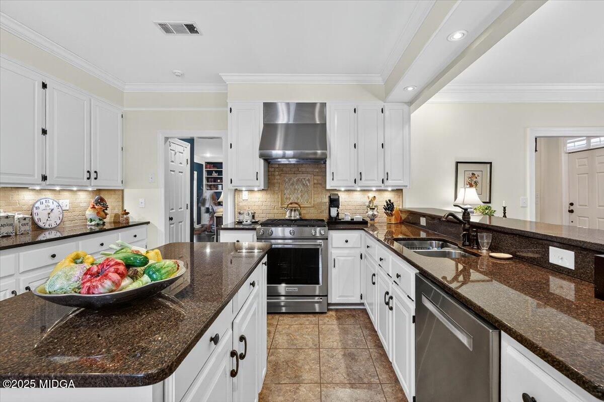 133 Covington Place Macon, GA 31210 - Photo 19 of 36 a large kitchen with stainless steel appliances granite countertop a sink stove and refrigerator