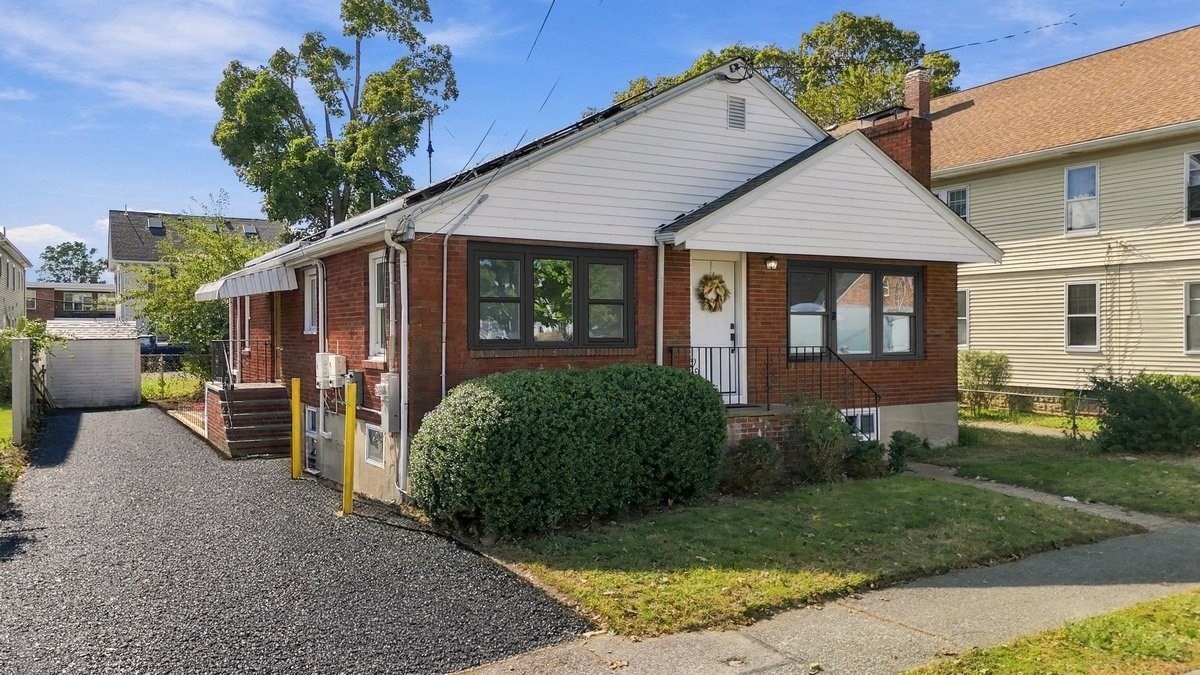 40 Dix Street Waltham, MA 02453 - Photo 2 of 28 Gallery Image 2