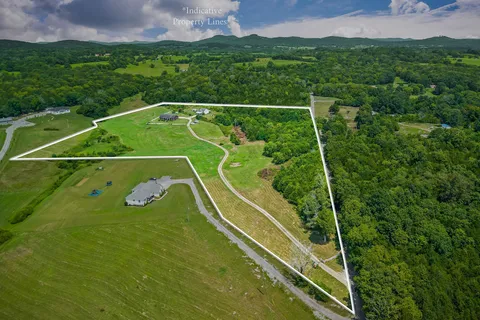 a view of a tennis court