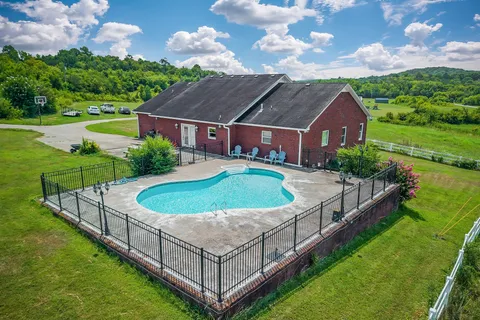 a view of a backyard