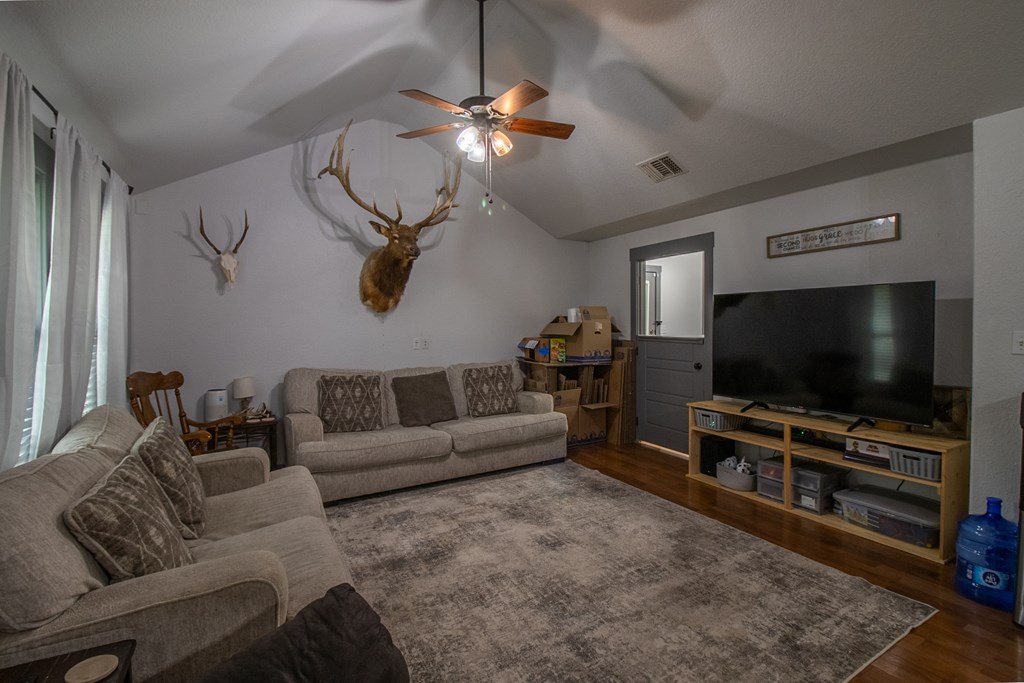 133 Travis Street Kerrville, TX 78028 - Photo 7 of 28