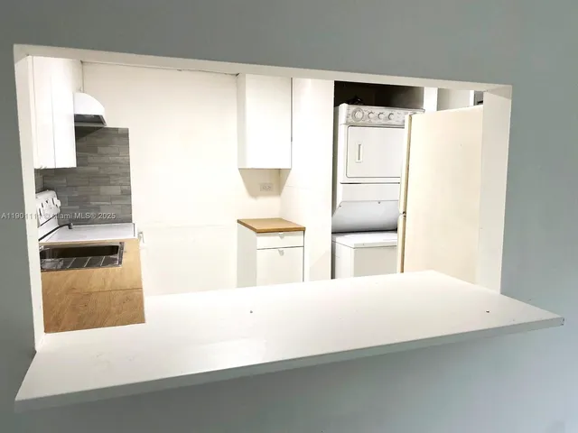 a en suite bathroom with a double vanity sink and mirror