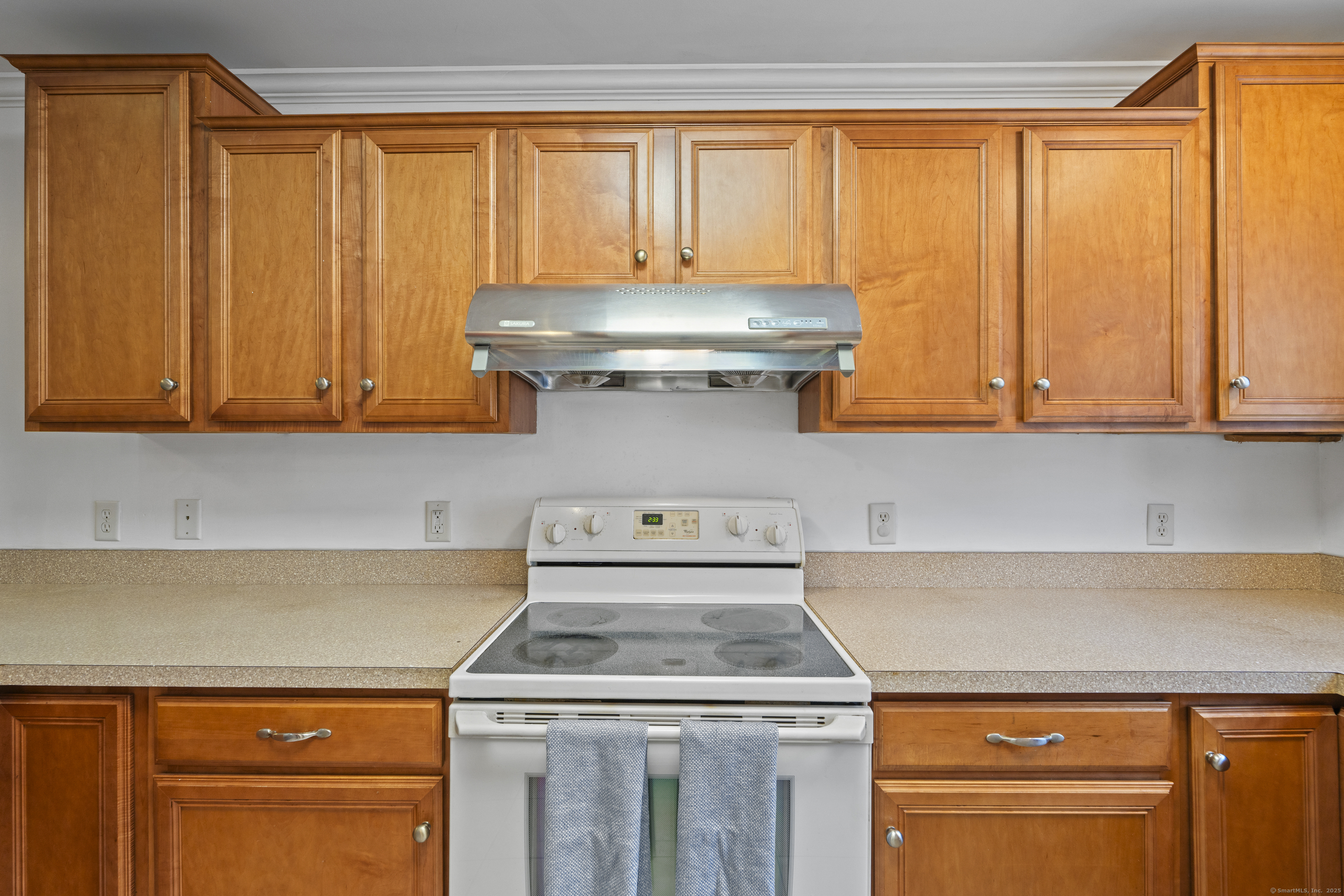 527 West Thames Street, Unit 9 Norwich, CT 06360 - Photo 11 of 25 a kitchen with a stove and a microwave