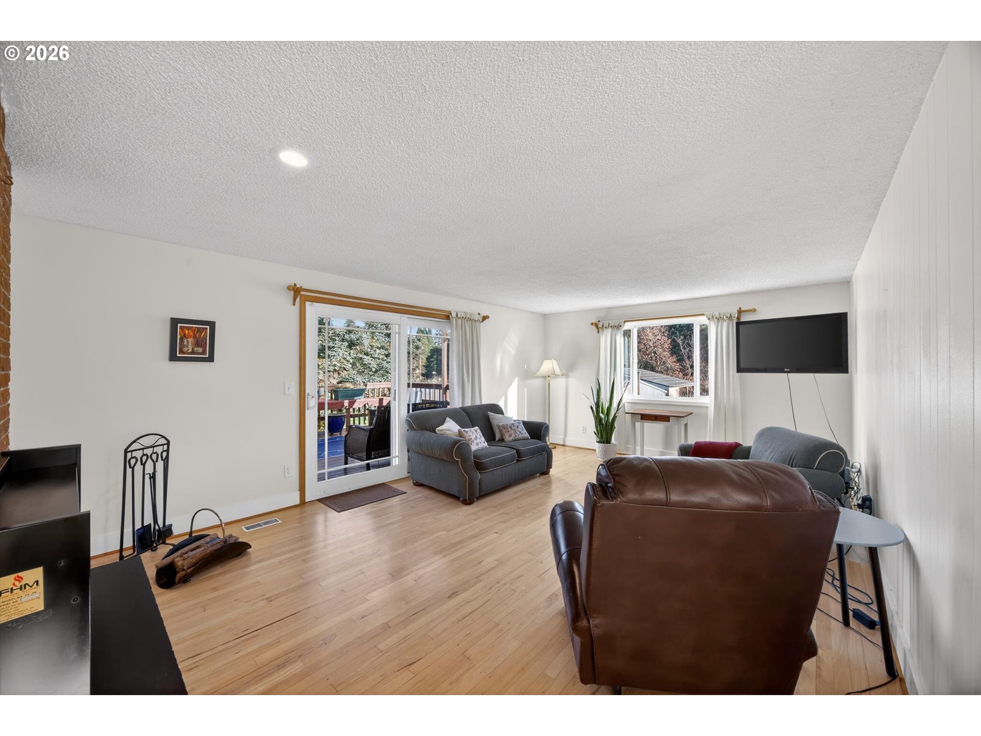 13601 South Union Hall Road Canby, OR 97013 - Photo 11 of 48 a living room with furniture a window and a flat screen tv