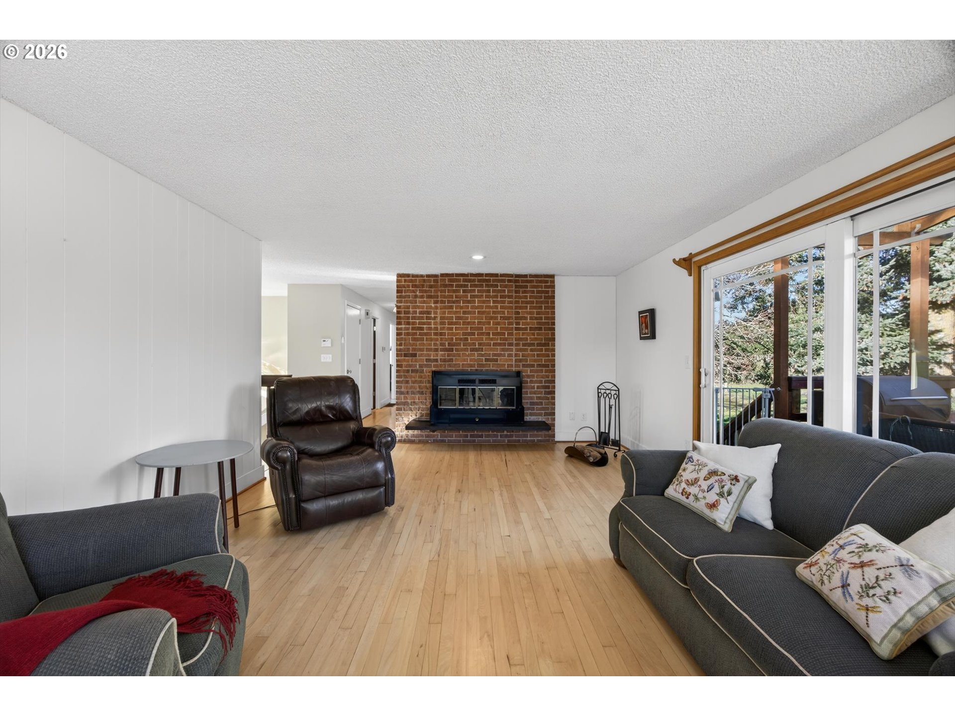 13601 South Union Hall Road Canby, OR 97013 - Photo 13 of 48 a living room with furniture and a fireplace
