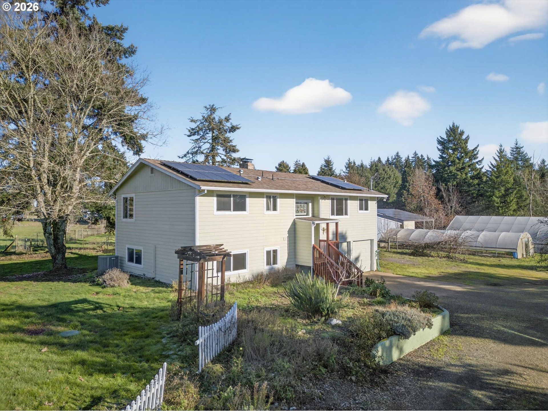 13601 South Union Hall Road Canby, OR 97013 - Photo 3 of 48 a front view of a house with garden
