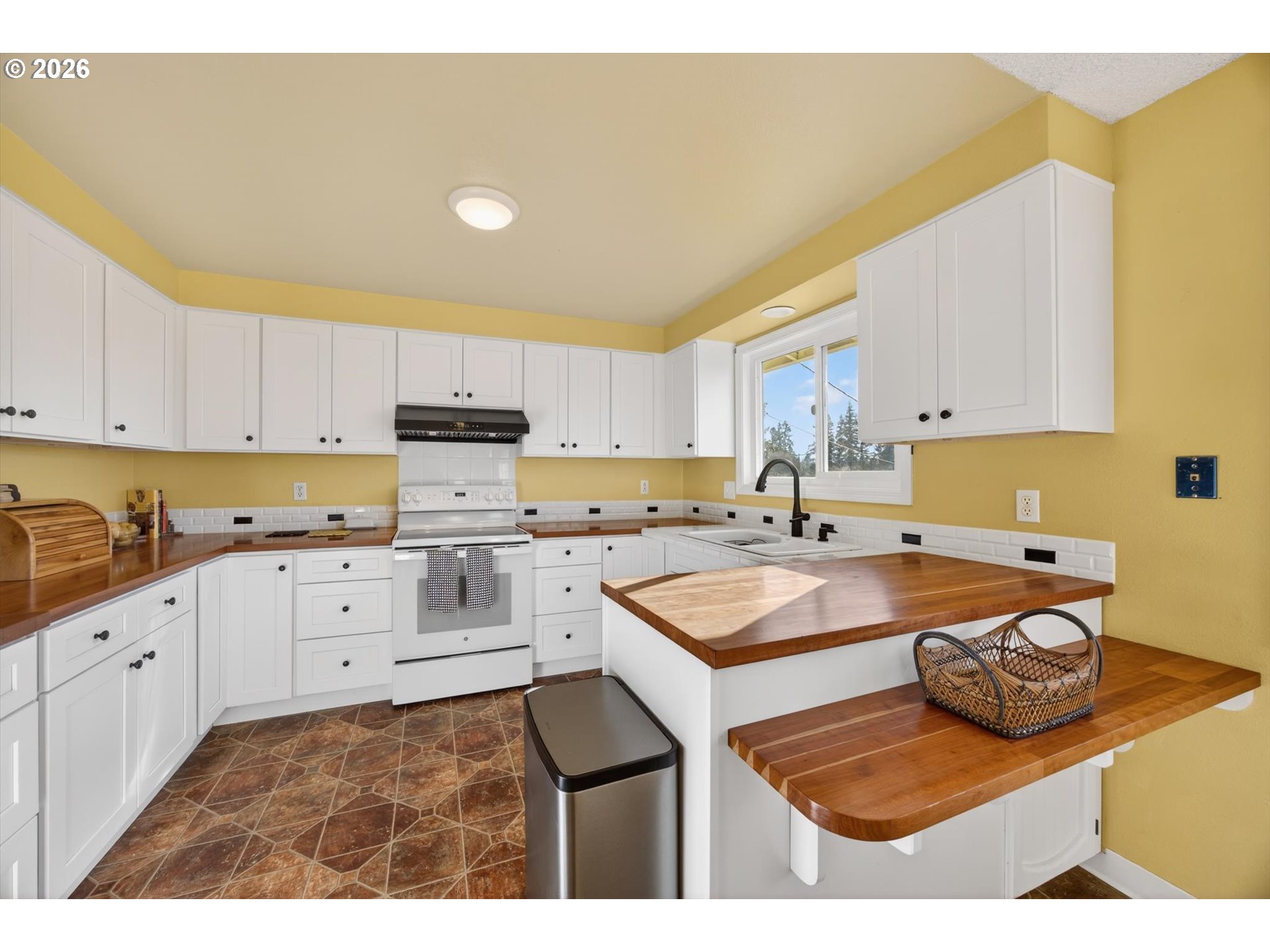 13601 South Union Hall Road Canby, OR 97013 - Photo 8 of 48 a kitchen with granite countertop a sink stove and cabinets