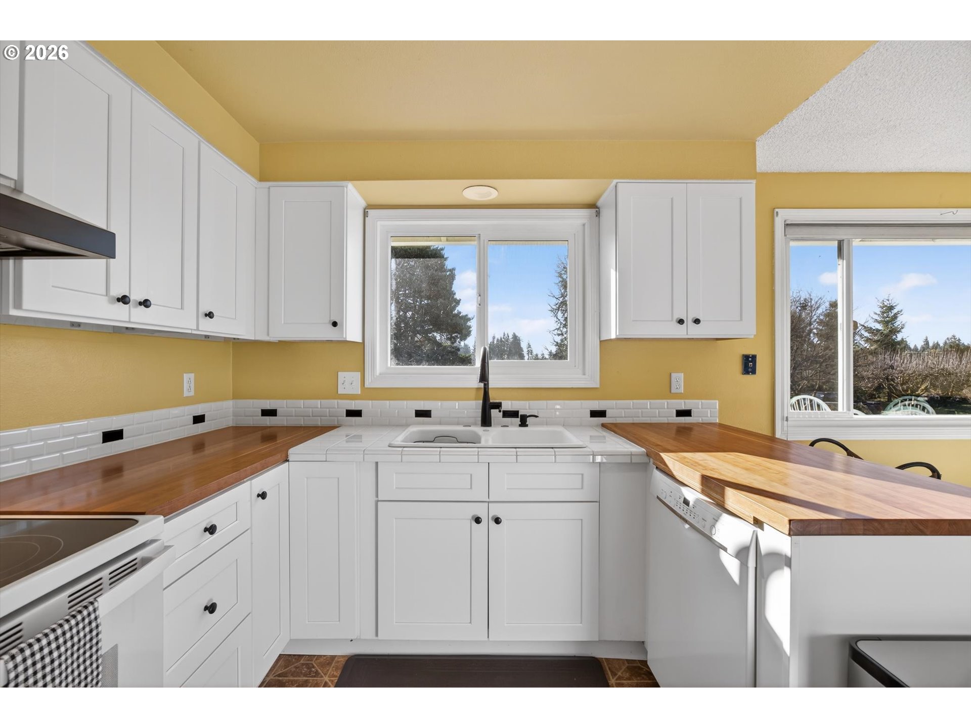 13601 South Union Hall Road Canby, OR 97013 - Photo 9 of 48 a kitchen with a sink and cabinets