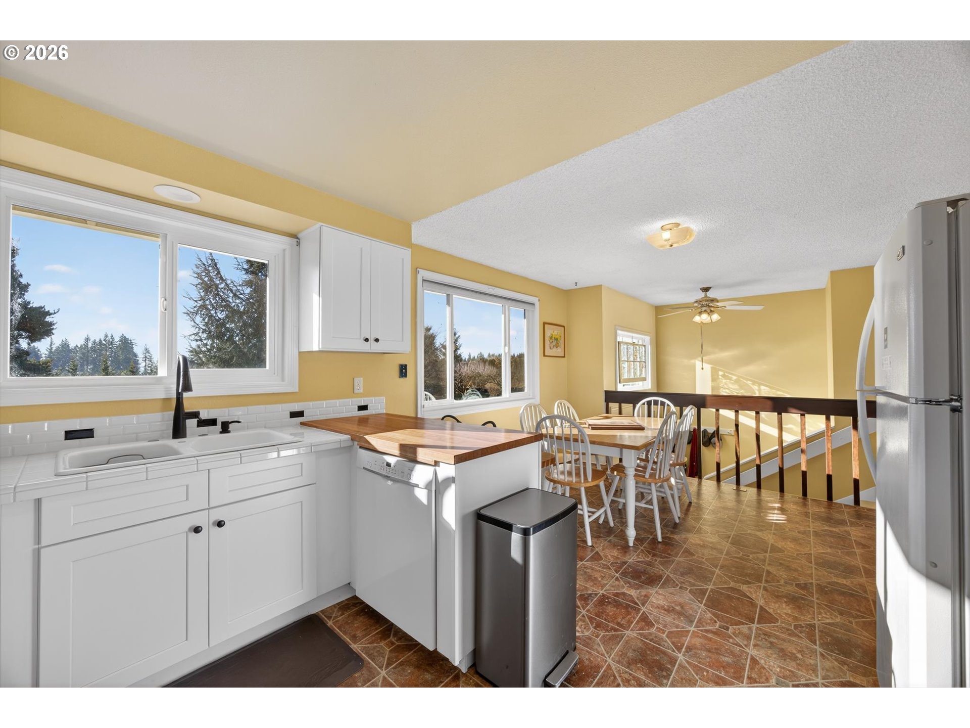 13601 South Union Hall Road Canby, OR 97013 - Photo 10 of 48 a kitchen with lots of counter top space and dining table