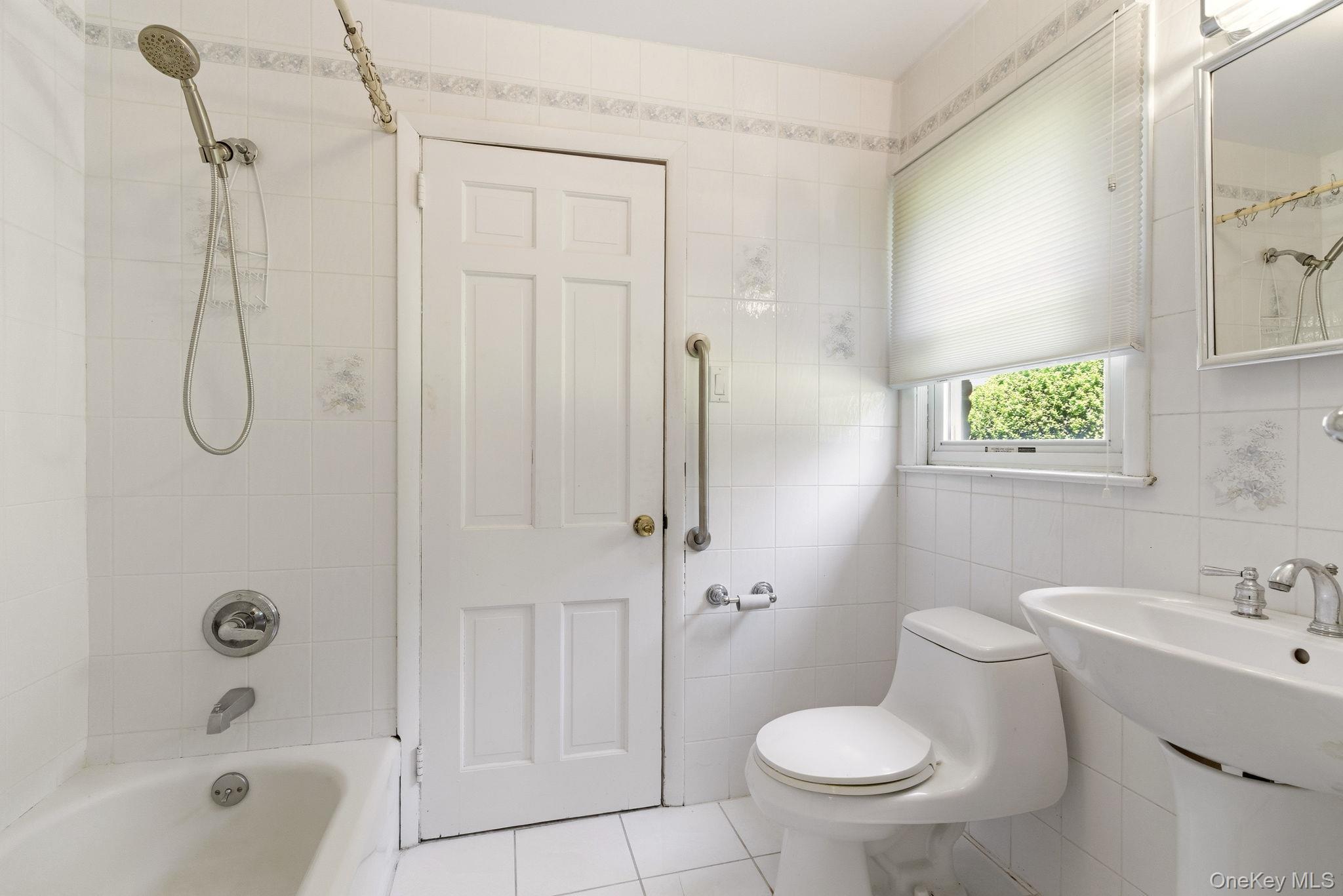 380 Duck Pond Road Locust Valley, NY 11560 - Photo 25 of 41 1st floor jack n jill bath
