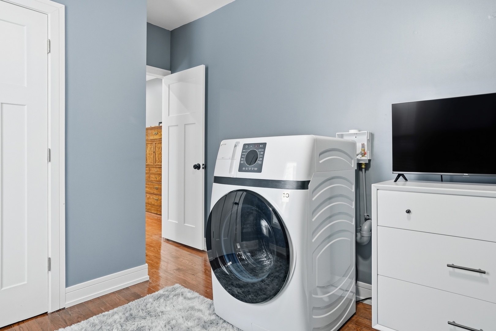 2212 East 70th Street, Unit 1B Chicago, IL 60649 - Photo 8 of 20 a utility room with dryer and washer