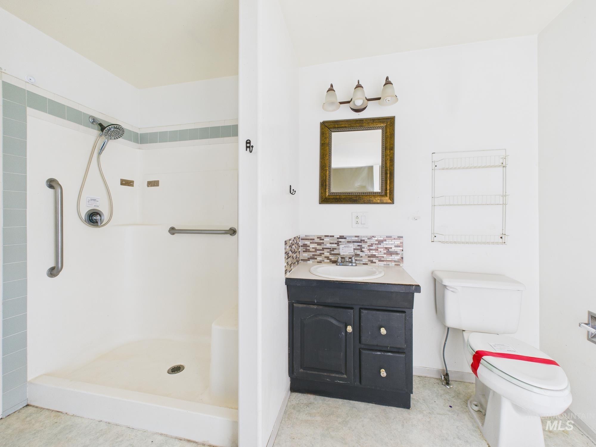 7352 Custer Road Fruitland, ID 83619 - Photo 19 of 43 Full bathroom with vanity, a shower, and decorative backsplash