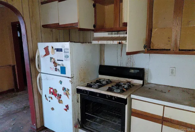 a view of a livingroom with an empty space and window