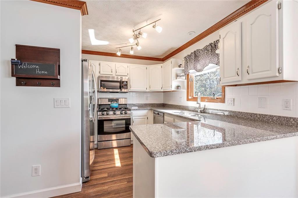 212 Randy Lane Coraopolis, PA 15108 - Photo 6 of 25 Gallery Image 6