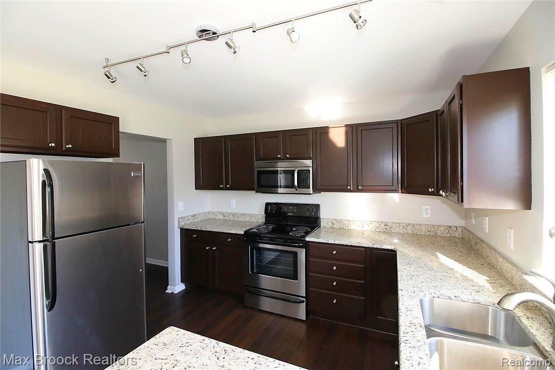 3273 Bathurst Avenue Rochester, MI 48309 - Photo 8 of 32 3272 Bathurst 112015-0291.jpg
