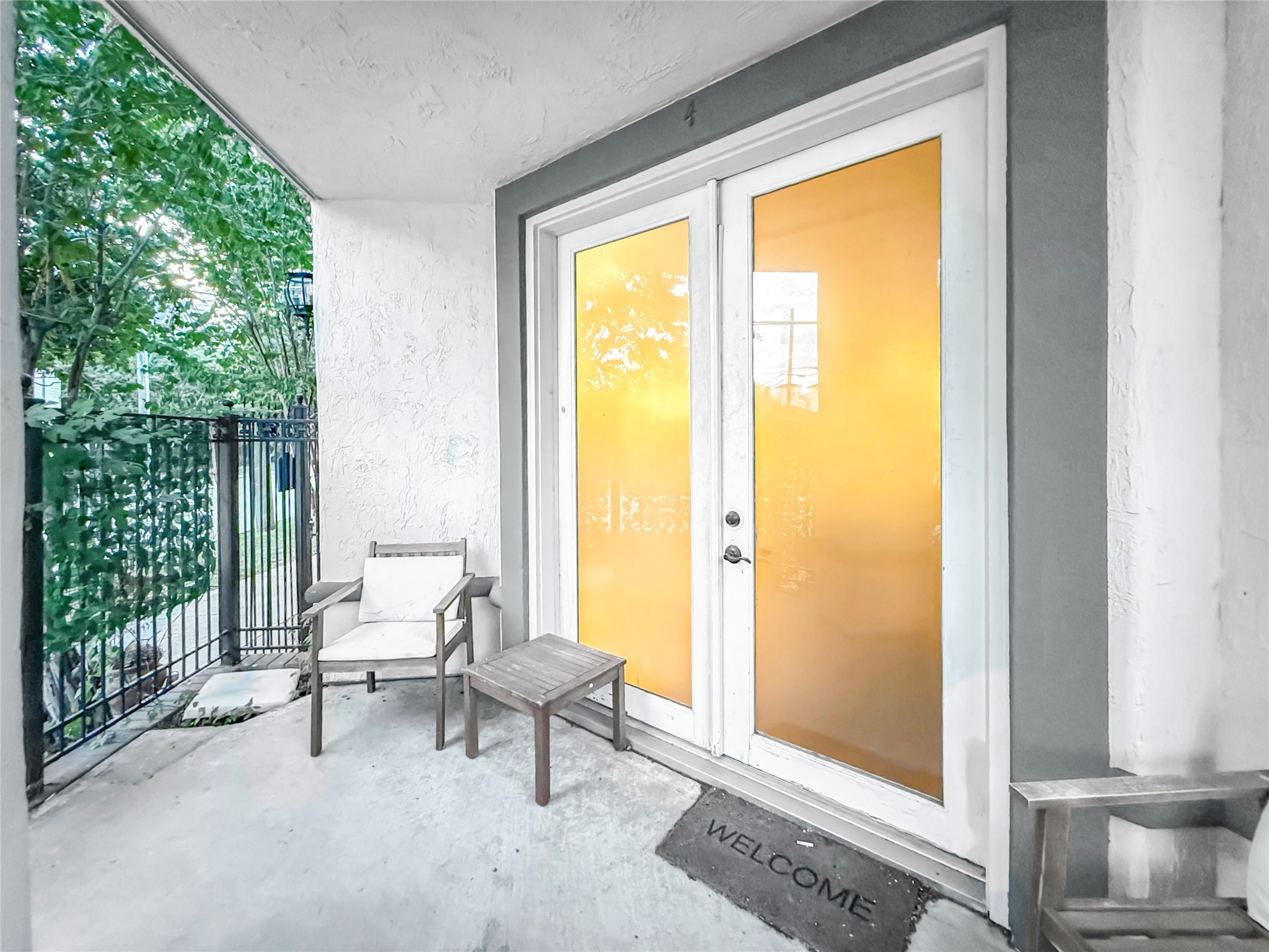 2216 Chenevert Street, Unit 4 Houston, TX 77003 - Photo 20 of 23 a living room with furniture and a window