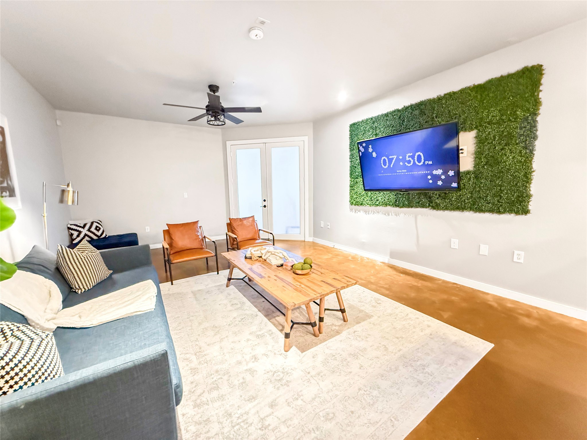 2216 Chenevert Street, Unit 4 Houston, TX 77003 - Photo 2 of 23 a living room with furniture and a flat screen tv