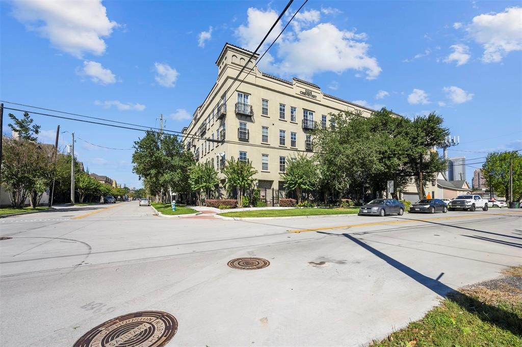 2216 Chenevert Street, Unit 4 Houston, TX 77003 - Photo 23 of 23 a view of a basketball court