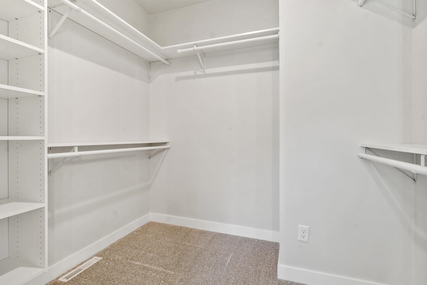 2658 Chambers Crossing Green Bay, WI 54313 - Photo 17 of 44