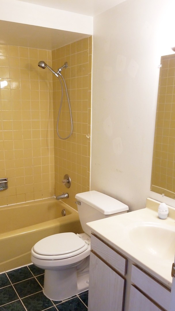 964 North Rohlwing Road, Unit 201B Addison, IL 60101 - Photo 6 of 10