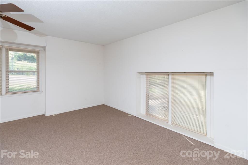 11 Friendfield Court Fort Mill, SC 29715 - Photo 12 of 32 an empty room with windows