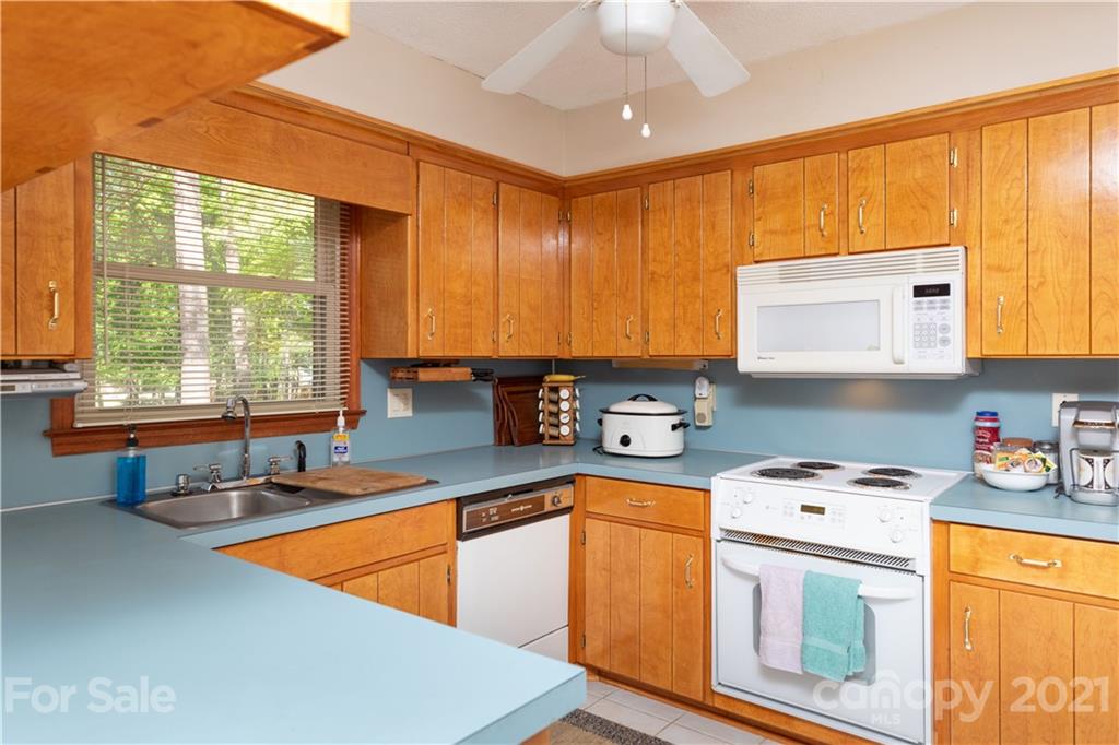 11 Friendfield Court Fort Mill, SC 29715 - Photo 6 of 32 a kitchen that has a sink a stove and a microwave