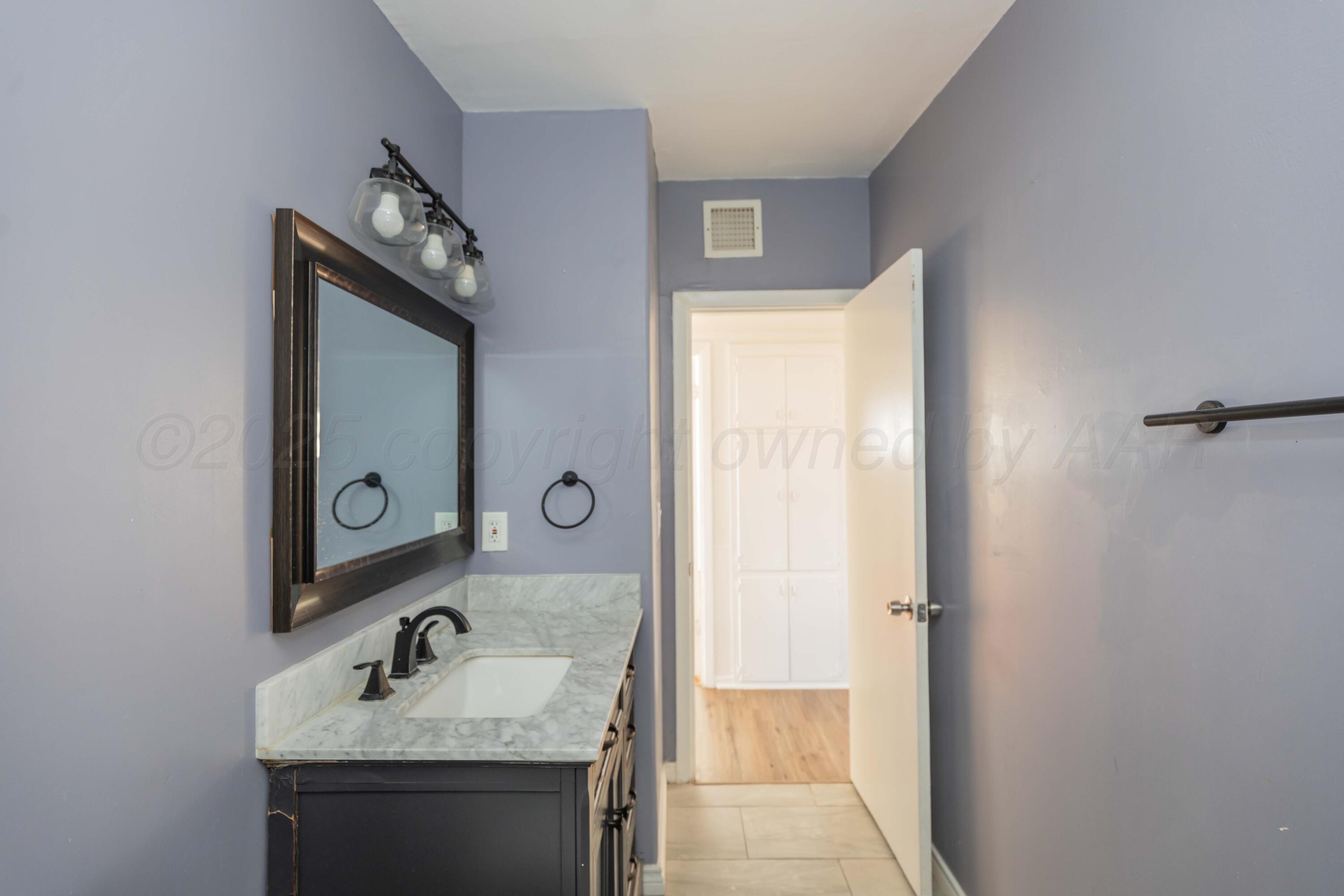4412 South Hughes Street Amarillo, TX 79110 - Photo 17 of 19 BATHROOM VIEW 2