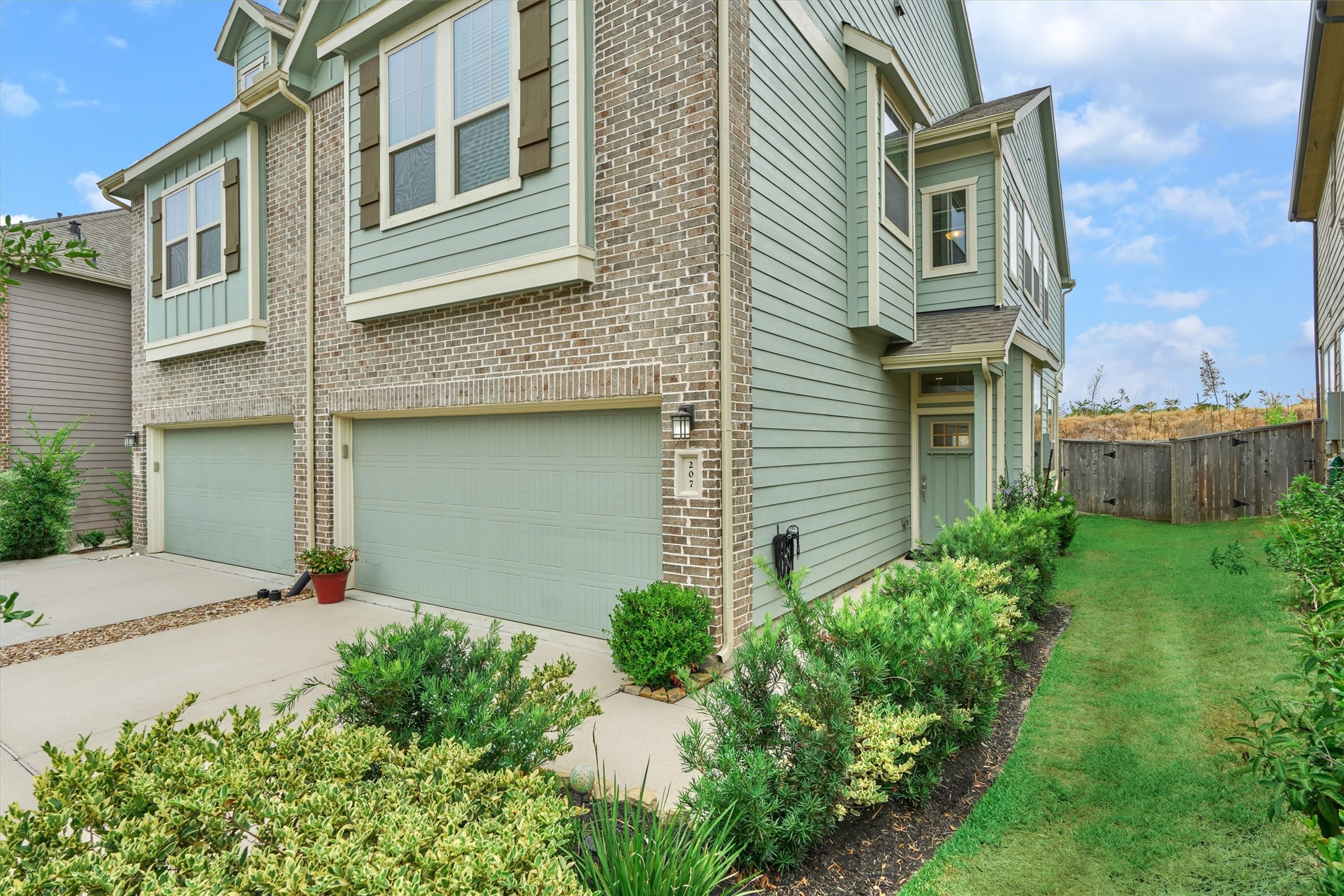 207 Biltmore Loop Montgomery, TX 77316 - Photo 2 of 16