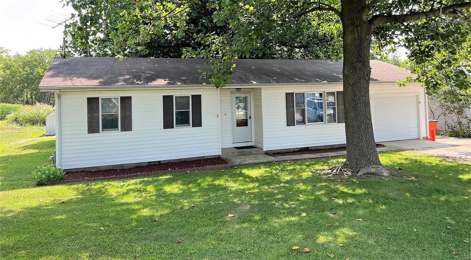 512 Walker Street Vandalia, IL 62471 - Photo 1 of 16