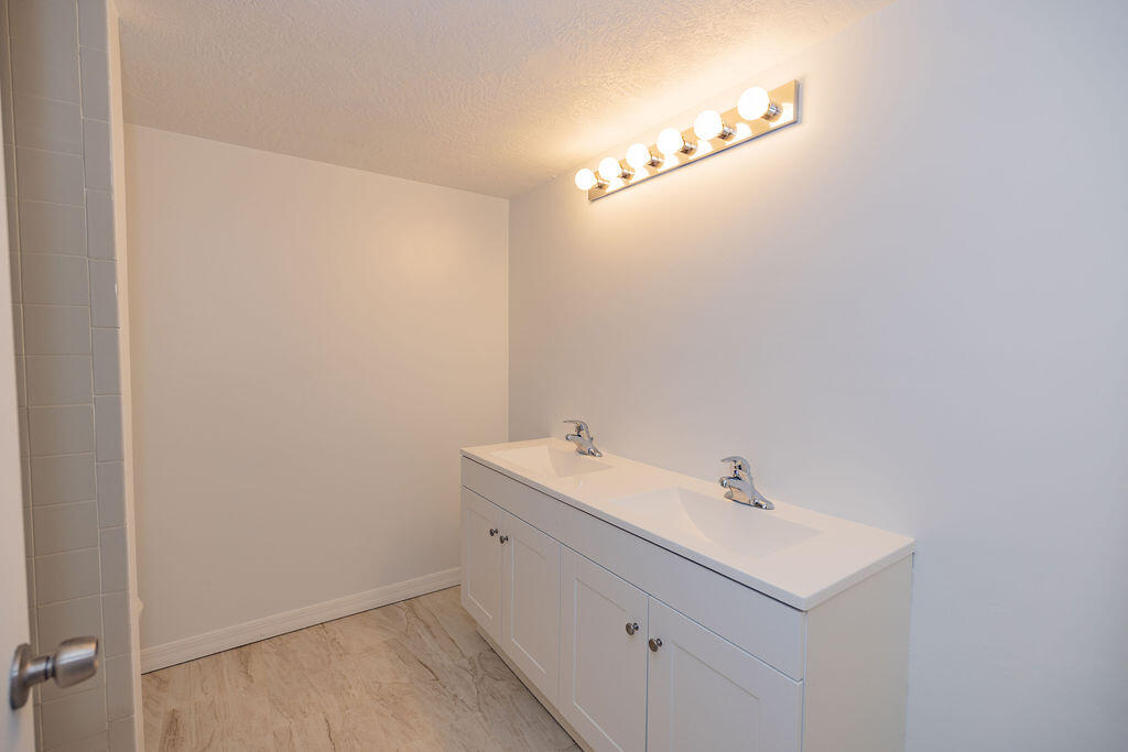 20 Park Road Islamorada, FL 33036 - Photo 12 of 37 a bathroom with a sink and a mirror