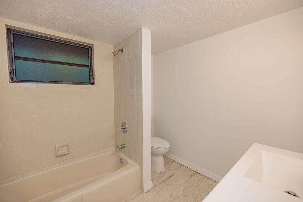 20 Park Road Islamorada, FL 33036 - Photo 13 of 37 a bathroom with a bathtub and a toilet