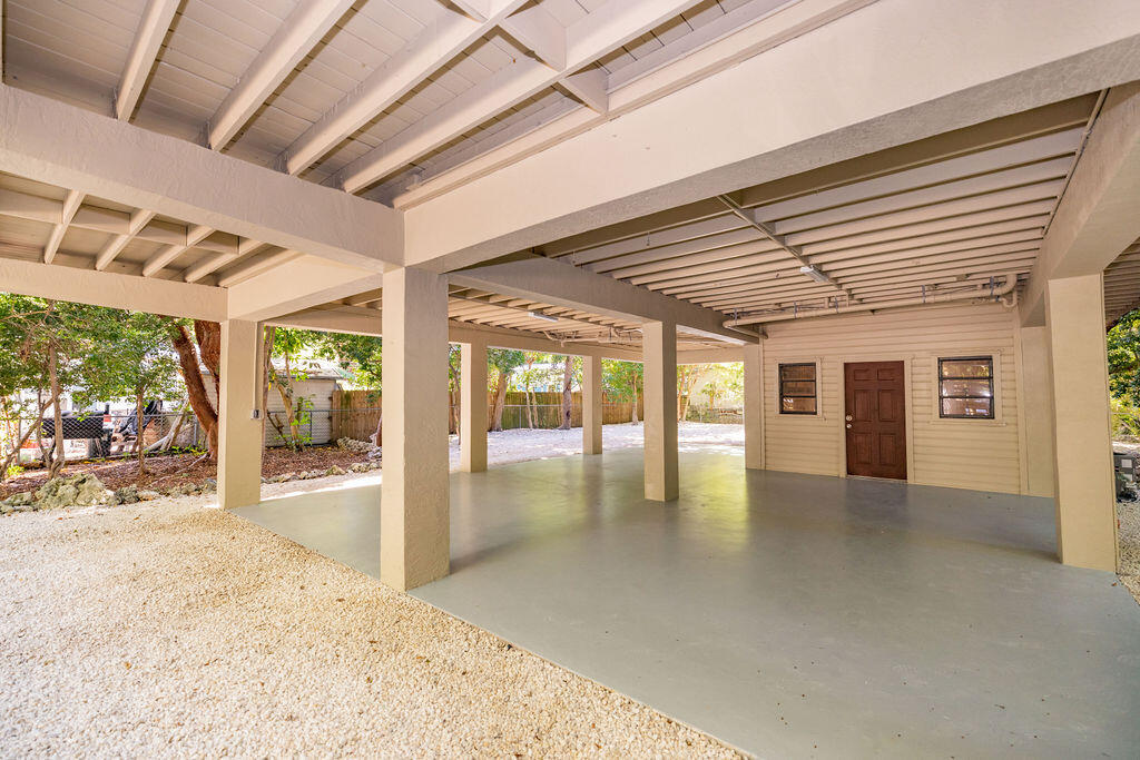 20 Park Road Islamorada, FL 33036 - Photo 27 of 37 a view of a hall with an entryway
