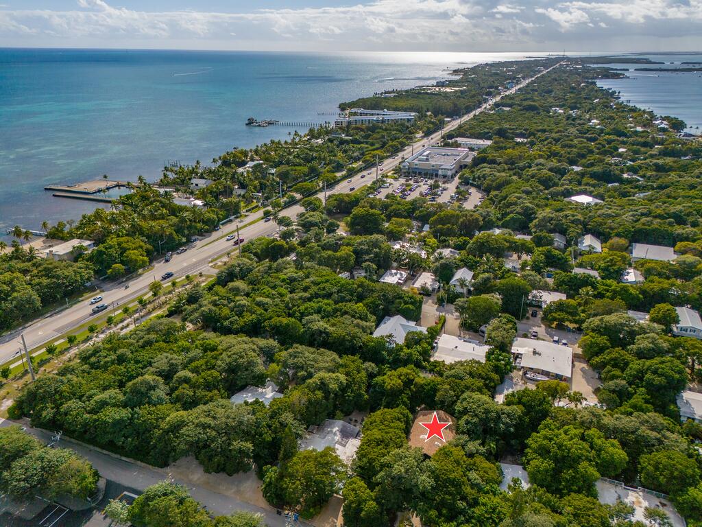 20 Park Road Islamorada, FL 33036 - Photo 3 of 37 a view of a city