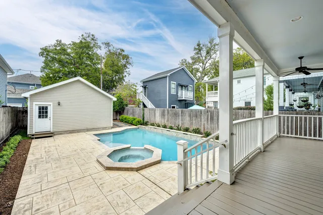 a view of a house with backyard and garden