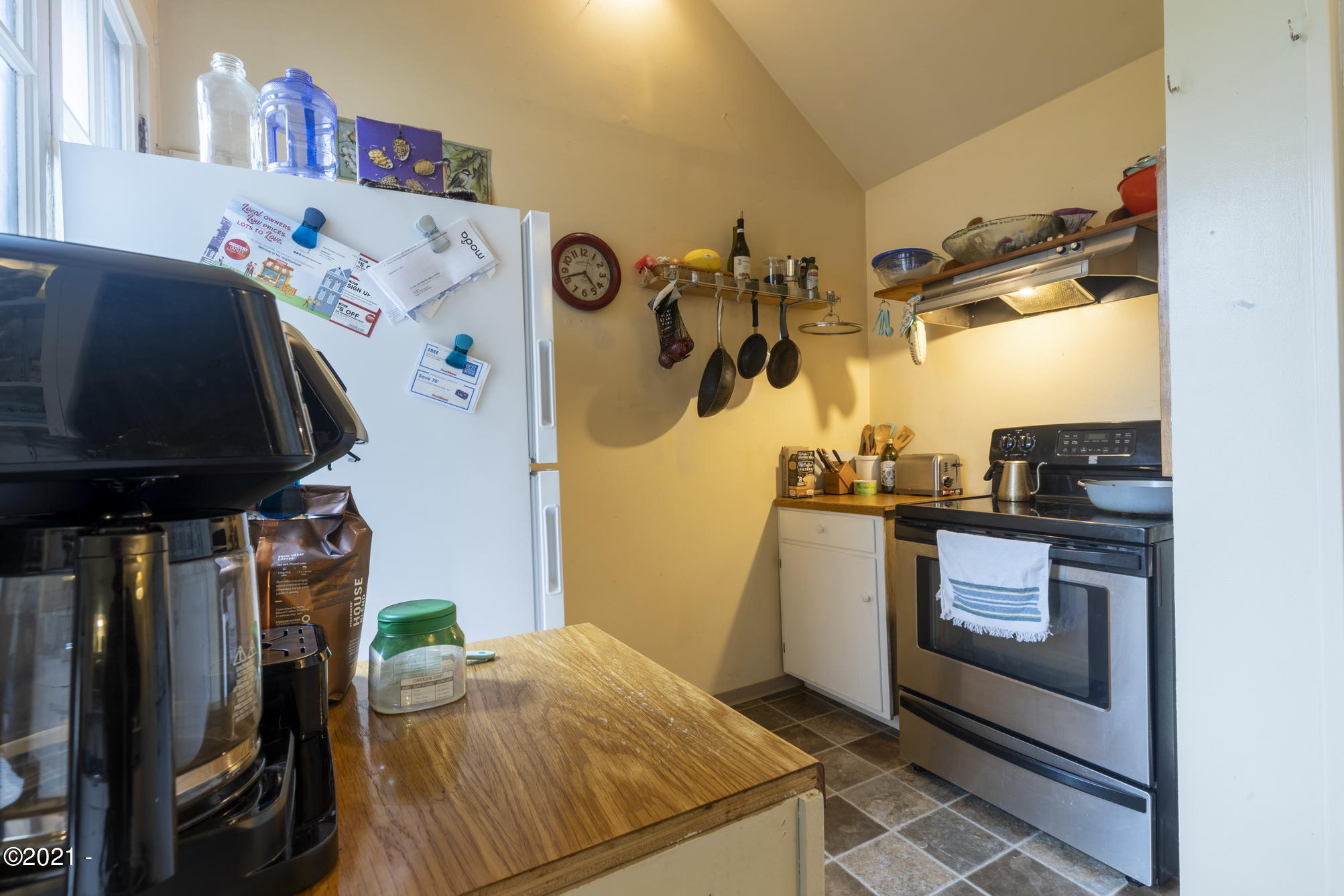737 Southwest Government Street Newport, OR 97365 - Photo 6 of 28 737 Kitchen