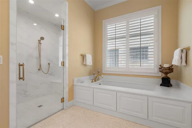 a view of a house with backyard and garden