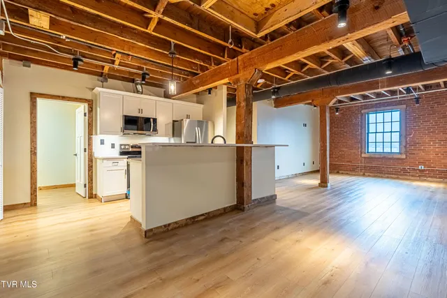 $2,800 | 453 East Main Street, Kingsport, TN 37660