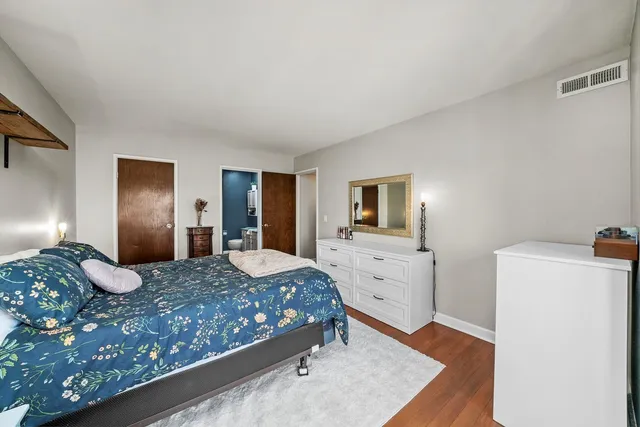 $299,900 | 75 6th Avenue, Unit 302, La Grange, IL 60525