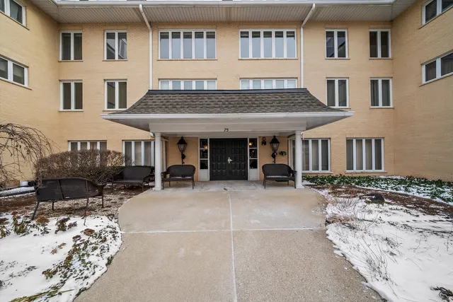 $299,900 | 75 6th Avenue, Unit 302, La Grange, IL 60525