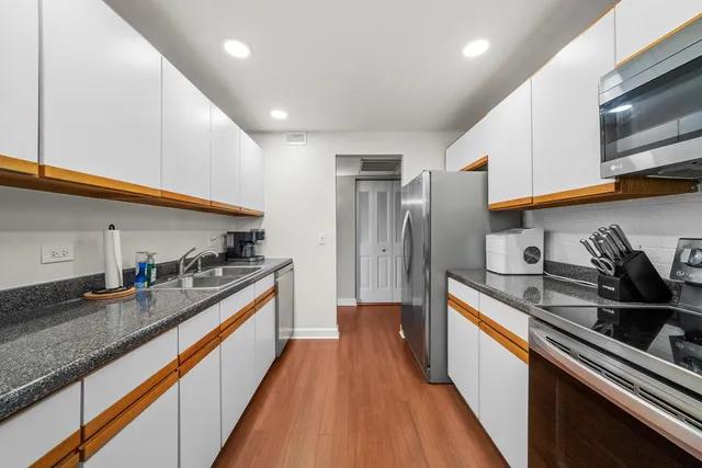 $299,900 | 75 6th Avenue, Unit 302, La Grange, IL 60525