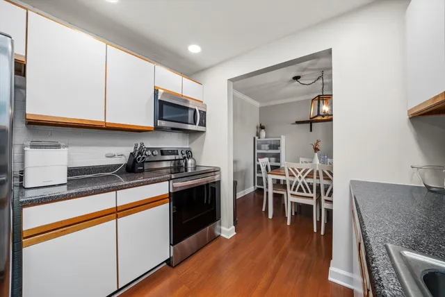 $299,900 | 75 6th Avenue, Unit 302, La Grange, IL 60525