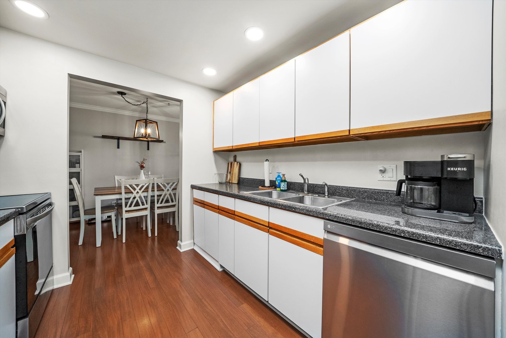 75 6th Avenue, Unit 302 La Grange, IL 60525 - Photo 8 of 33