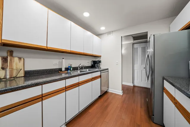 $299,900 | 75 6th Avenue, Unit 302, La Grange, IL 60525