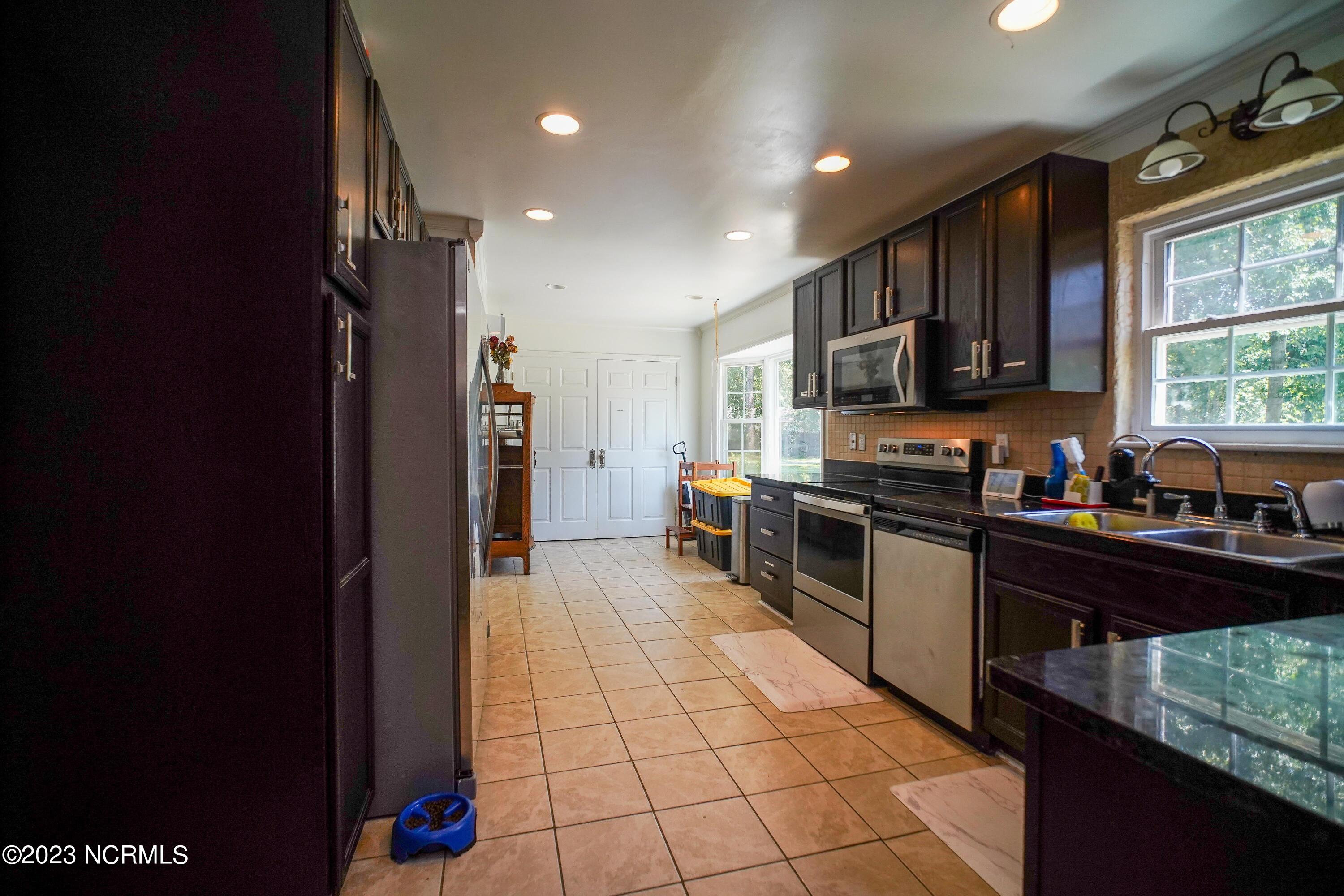 102 Nottingham Road Jacksonville, NC 28546 - Photo 21 of 61 102 Nottingham Kitchen 1